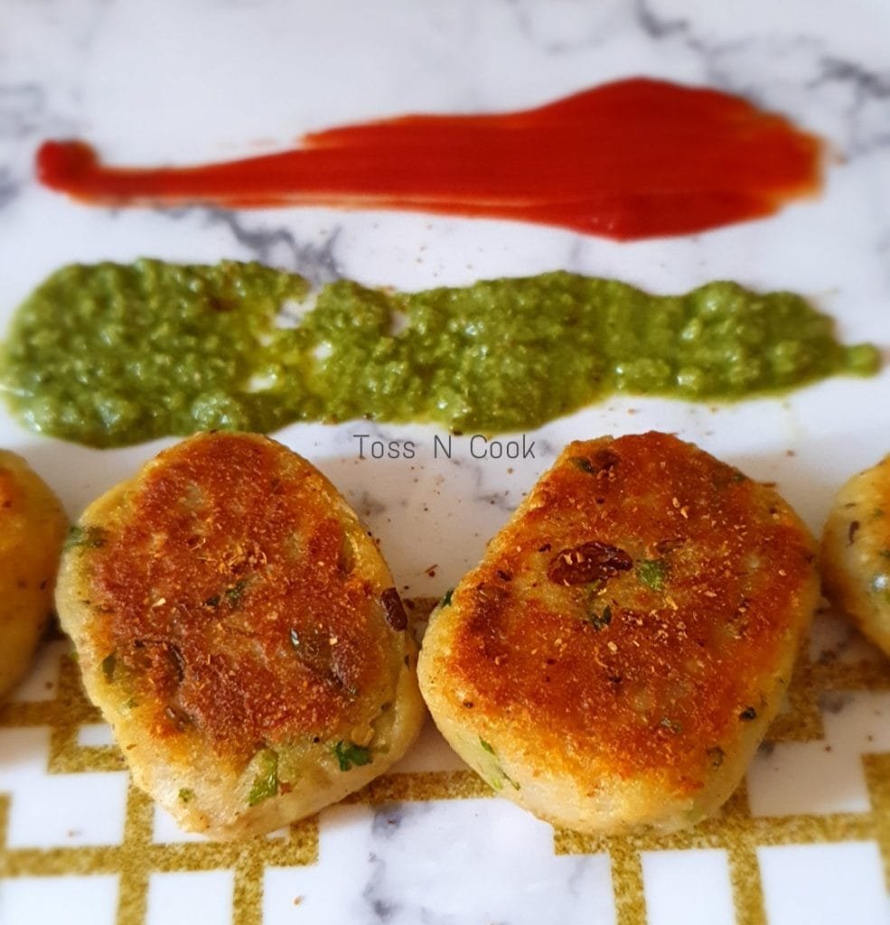 Two Suran Tikki zoomed image along with sauce