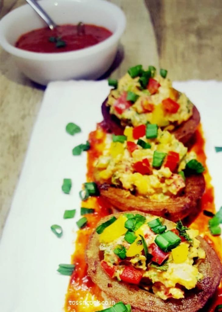 Cheesy Potato Cups served with sauce