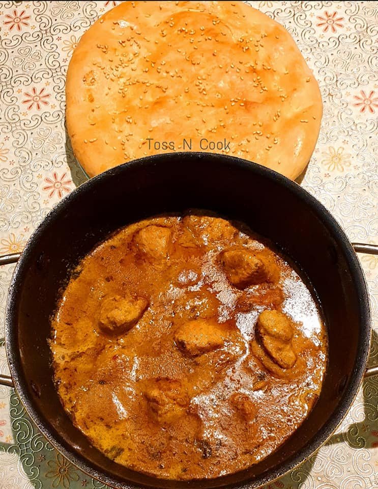 Chicken Korma served with Roghani Naan