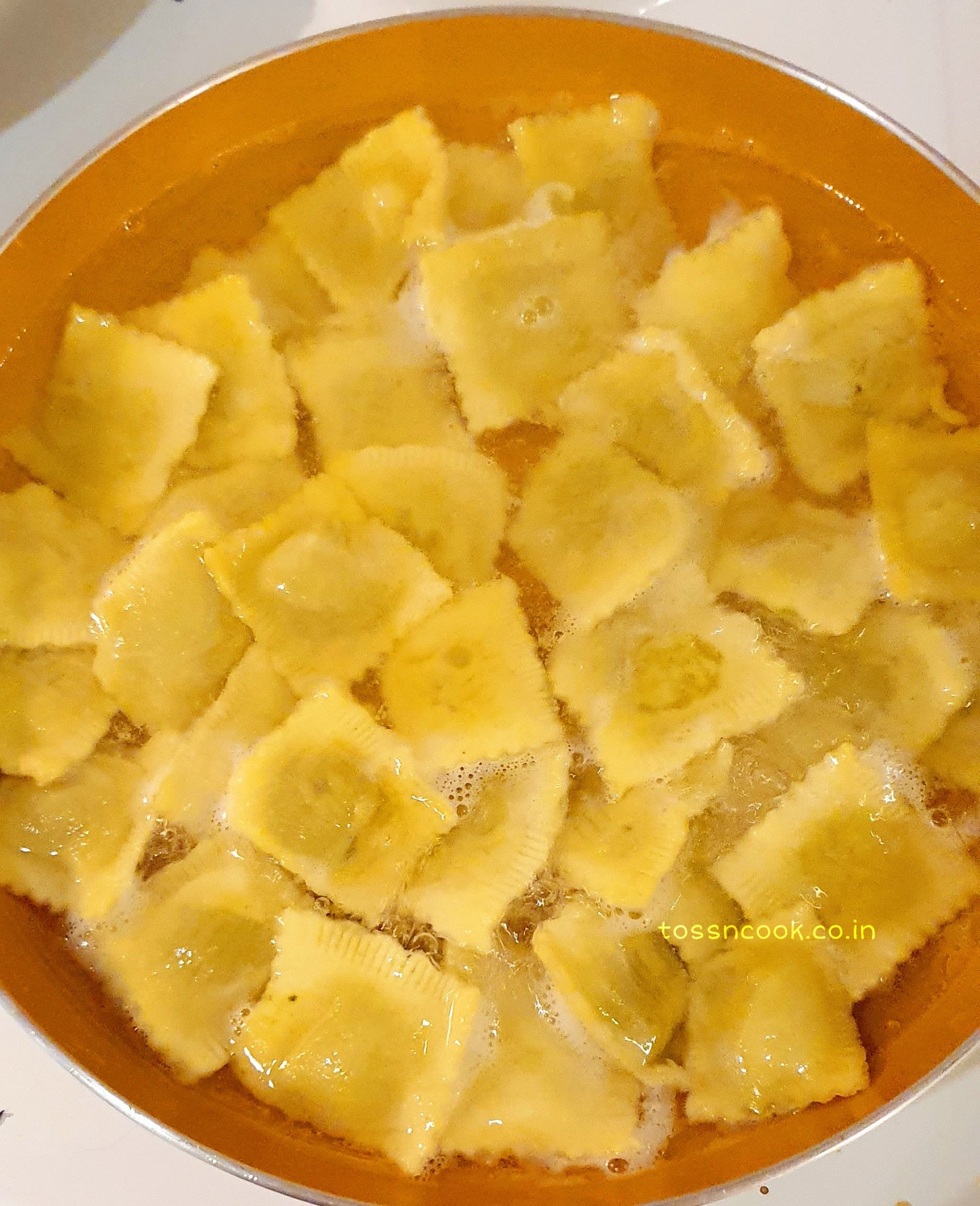 Spinach Ravioli in Creamy Mushroom Sauce - Toss N Cook™