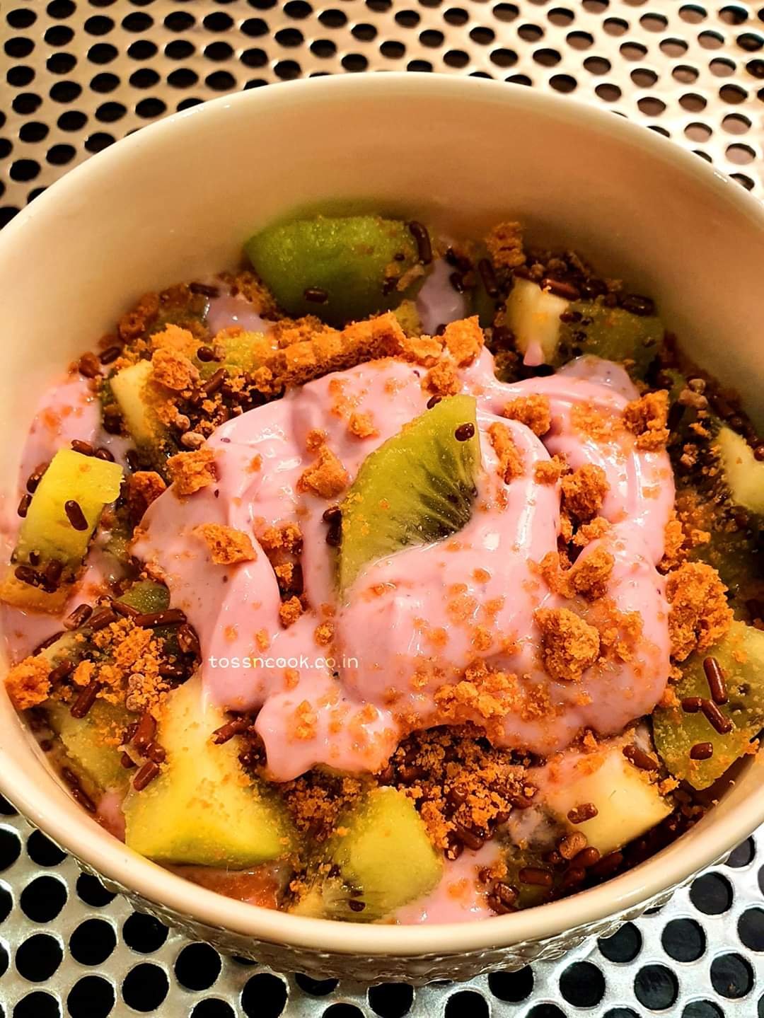 Kiwi and Blueberry Yogurt Bowl 